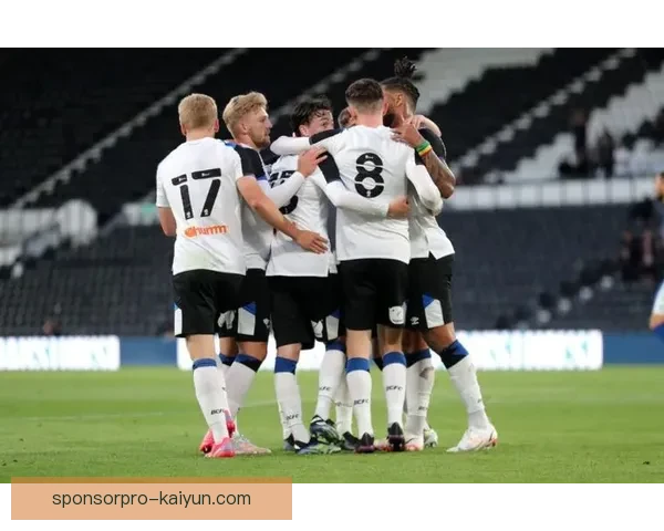 德比郡主场氛围热烈，球迷支持助力球队稳步提升竞争力