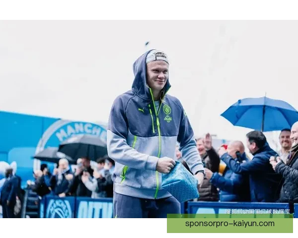 哈兰德英超初登场表现稳健，引发球迷广泛关注